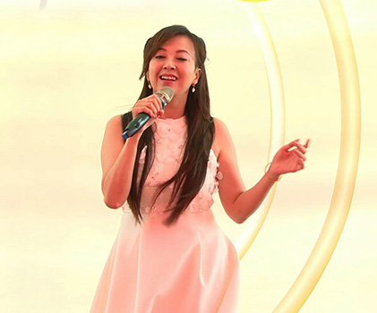 นักร้องสาว เฉียวโย่ว กับการแสดงบทเพลงอันไพเราะ